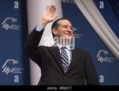 Republikanischen Präsidentschaftskandidaten Senator Ted Cruz (R-TX) wartet während der republikanischen Präsidentschaftskandidaten Forum jüdische Koalition an der Ronald Reagan in Washington DC, 3. Dezember 2015 zu sprechen. Foto von Molly Riley/UPI Stockfoto