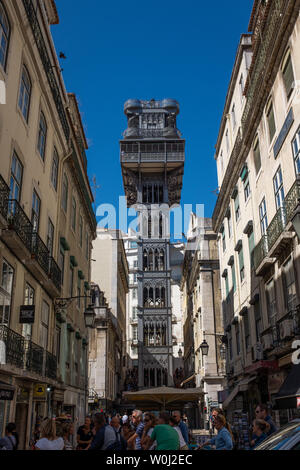 Blick auf Santa Justa Aufzug, auch bekannt als der Carmo Hebebühne (Elevador do Carmo), Santa Justa in Baixa, Lissabon, Portugal Stockfoto