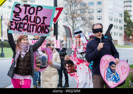 Mitglieder von Codepink, einer basisdemokratischen, Frauen, Menschenrechtsorganisation, Protest vor der Botschaft von Saudi Arabien in Washington DC am 3. Dezember 2015. Die Gruppe protestiert gegen die saudische Regierung, die es, "Pläne über 50 Menschen vor dem Ende des Jahres unter dem Vorwand der 'counter-Terror'." Die Demonstranten trugen Augenbinden und hielt Fotos von einigen der jungen Männer, die verurteilt wurden enthauptet zu werden. Foto von Erin Schaff/UPI Stockfoto