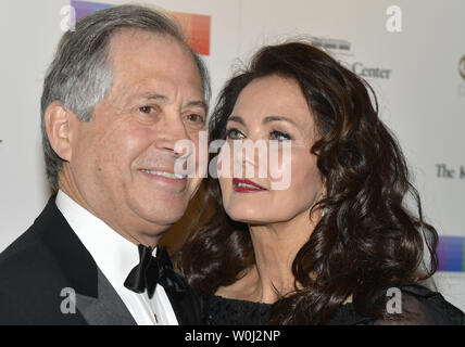 Schauspielerin Lynda Carter, am besten als "TV Wonder Woman bekannt, (R), und ihr Ehemann, Robert A. Altman, Ankommen im Kennedy Center für einen Abend der Gala Unterhaltung das Kennedy Center Honorees, 6. Dezember 2015, in Washington, DC zu ehren. Die Ehrungen werden jährlich auf fünf Künstler für ihr Lebenswerk in der Kunst und Kultur verliehen. UPI/Mike Theiler Stockfoto