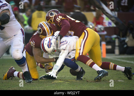 Buffalo Bills quarterback Tyrod Taylor ist sacked durch den Washington Redskins im zweiten Quartal bei FedEx Field in Landover, Maryland am 20. Dezember 2015. Foto von Kevin Dietsch/UPI Stockfoto