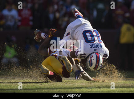 Buffalo Bills wide receiver Robert Woods (10) durch die Washington Redskins cornerback Deshazor Everett (22) im ersten Quartal bei FedEx Field in Landover, Maryland am 20. Dezember 2015 beendet wird. Foto von Kevin Dietsch/UPI Stockfoto