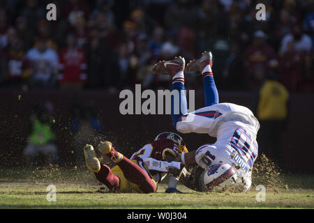 Buffalo Bills wide receiver Robert Woods (10) durch die Washington Redskins cornerback Deshazor Everett (22) im ersten Quartal bei FedEx Field in Landover, Maryland am 20. Dezember 2015 beendet wird. Foto von Kevin Dietsch/UPI Stockfoto