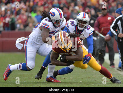 Washington Redskins zurück läuft, Matt Jones (31) wird gegen die Buffalo Bills Verteidigung im vierten Quartal bei FedEx Field in Landover, Maryland am 20. Dezember 2015. Foto von Kevin Dietsch/UPI Stockfoto