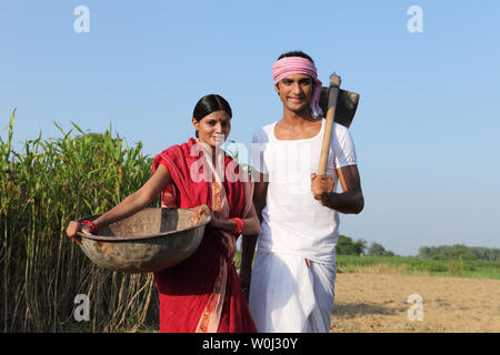 Indischer Bauer mit seiner Frau in einem Feld Stockfoto