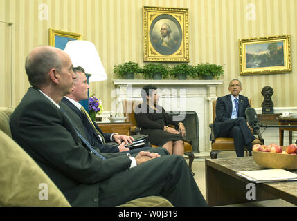 Us-Präsident Barack Obama trifft sich mit Attorney General Loretta Lynch und andere Mitglieder seiner nationalen Sicherheit Personal darüber zu diskutieren, was executive Maßnahmen er ergreifen können, um Waffengewalt Einhalt zu gebieten, im Oval Office im Weißen Haus am 4. Januar 2016. Foto von Kevin Dietsch/UPI Stockfoto