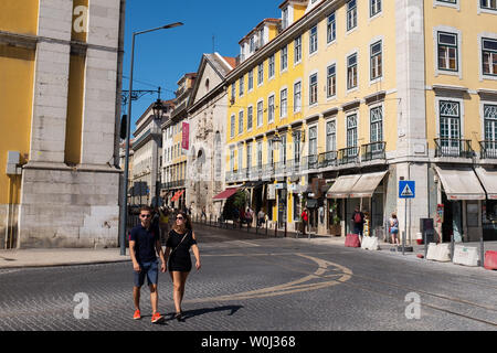 Junges Paar zu Fuß auf der Straße, Lissabon, Portugal Stockfoto