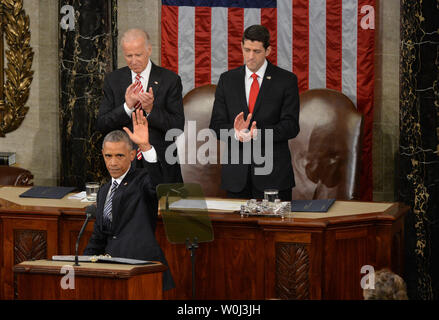 Präsident Barack Obama Wellen neben Vizepräsident Joe Biden (L) und Sprecher des Hauses Paul Ryan (R-WI) nach seiner letzten Rede zur Lage der Union vor einer gemeinsamen Sitzung des Kongresses auf dem Capitol Hill in Washington, DC am 12. Januar 2016. Foto von Kevin Dietsch/UPI Stockfoto