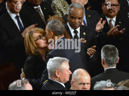 Us-Präsident Barack Obama begrüßt ehemalige Kongressabgeordnete und gun Gewalttätigkeitüberlebender Gabi Giffords, als er ankommen liefert seine letzte Rede zur Lage der Union vor einer gemeinsamen Sitzung des Kongresses auf dem Capitol Hill in Washington, DC am 12. Januar 2016. Foto von Kevin Dietsch/UPI Stockfoto