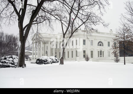 Das Weiße Haus ist im Schnee nach einem Sturm in Washington, D.C. am 23. Januar 2016 gesehen. Ein Blizzard schlägt viel von der Ostküste Dumping so viel wie 30 Zoll Schnee und white out Bedingungen mit Winde topping 50 mph. Der Schnee. Foto von Kevin Dietsch/UPI Stockfoto