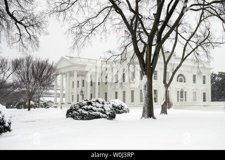 Das Weiße Haus ist im Schnee nach einem Sturm in Washington, D.C. am 23. Januar 2016 gesehen. Ein Blizzard schlägt viel von der Ostküste Dumping so viel wie 30 Zoll Schnee und white out Bedingungen mit Winde topping 50 mph. Der Schnee. Foto von Kevin Dietsch/UPI Stockfoto