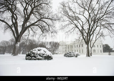 Das Weiße Haus ist im Schnee nach einem Sturm in Washington, D.C. am 23. Januar 2016 gesehen. Ein Blizzard schlägt viel von der Ostküste Dumping so viel wie 30 Zoll Schnee und white out Bedingungen mit Winde topping 50 mph. Der Schnee. Foto von Kevin Dietsch/UPI Stockfoto