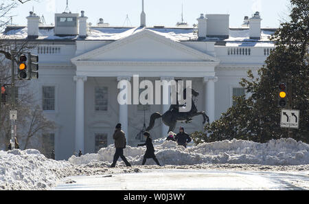 Das Weiße Haus ist nach einem Blizzard in Washington, D.C. am 24. Januar 2016 gesehen. Eine tödliche Nor'easter Blizzard bedeckt Teile der Ostküste die rekordverdächtige Mengen Schnee, Herunterfahren Washington, Philadelphia und New York City. Foto von Kevin Dietsch/UPI Stockfoto