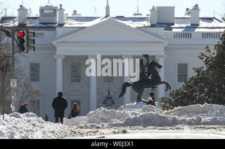 Das Weiße Haus ist nach einem Blizzard in Washington, D.C. am 24. Januar 2016 gesehen. Eine tödliche Nor'easter Blizzard bedeckt Teile der Ostküste die rekordverdächtige Mengen Schnee, Herunterfahren Washington, Philadelphia und New York City. Foto von Kevin Dietsch/UPI Stockfoto