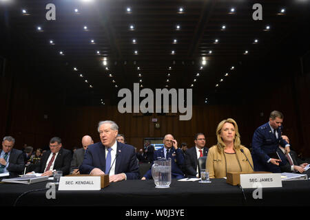 Frank Kendall III (L), Staatssekretär der Verteidigung für Erwerb, und Deborah James, Sekretär der Air Force, bezeugen während einer Anhörung über militärische Raumfahrt starten und die Verwendung von Russischen - rocket engines, auf dem Capitol Hill in Washington, D.C. am 27. Januar 2016. Foto von Kevin Dietsch/UPI Stockfoto
