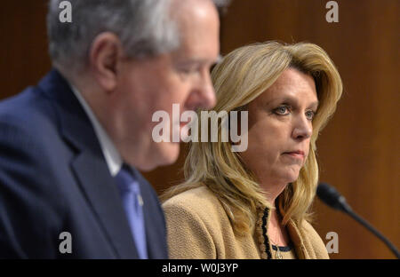 Frank Kendall III (L), Staatssekretär der Verteidigung für Erwerb, und Deborah James, Sekretär der Air Force, bezeugen während einer Anhörung über militärische Raumfahrt starten und die Verwendung von Russischen - rocket engines, auf dem Capitol Hill in Washington, D.C. am 27. Januar 2016. Foto von Kevin Dietsch/UPI Stockfoto