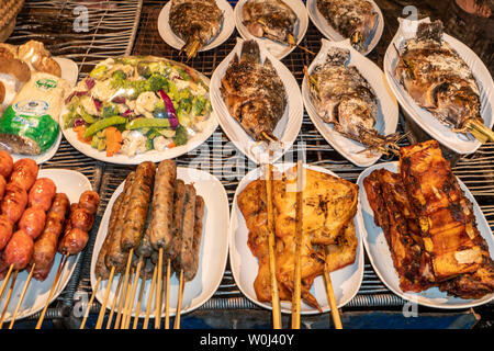 Street Food, Fisch, Wurst, Huhn, Gemüse, Street Food Market, Luang Prabang, Laos | Nachtmarkt in Luang Prabang, Fleisch, Fisch, Gemüse, Laos Stockfoto