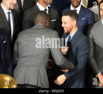 Golden State Warriors Stephen Curry Aktien ein Lachen mit Mannschaftskameraden, nachdem US-Präsident Barack Obama die 2015 NBA Champions im East Room des Weißen Hauses in Washington, DC am 4. Februar 2016 geehrt. Foto von Pat Benic/UPI Stockfoto