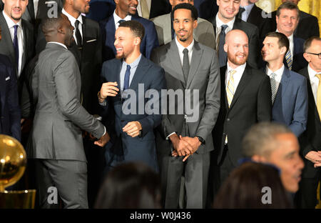 Golden State Warriors Stephen Curry Aktien ein Lachen mit Mannschaftskameraden, nachdem US-Präsident Barack Obama (R) der 2015 NBA Champions im East Room des Weißen Hauses in Washington, DC am 4. Februar 2016 geehrt. Foto von Pat Benic/UPI Stockfoto