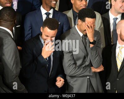 Golden State Warriors Stephen Curry und Shaun Livingston teilen sich ein Lachen mit Teamkollegen, nachdem US-Präsident Barack Obama die 2015 NBA Champions im East Room des Weißen Hauses in Washington, DC am 4. Februar 2016 geehrt. Foto von Pat Benic/UPI Stockfoto