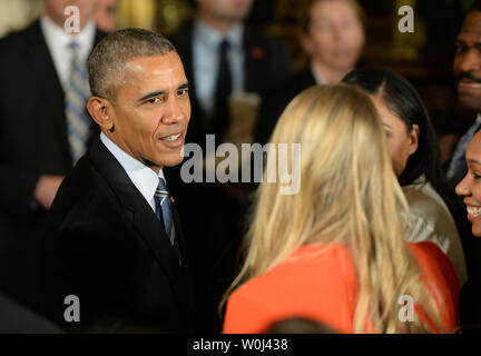 Us-Präsident Barack Obama schüttelt Hände mit Würdenträgern, nachdem er die 2015 NBA Champions Gold State Warriors im East Room des Weißen Hauses in Washington, DC am 4. Februar 2016 geehrt. Foto von Pat Benic/UPI Stockfoto