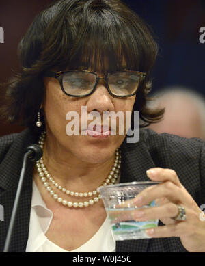 Flint, Michigan Bürgermeister Karen Weber nimmt einen Schluck Wasser, als Sie auf die Bemerkungen im Haus demokratischen Lenkung & Policy Committee hearing in Flint, Michigan Wasserkrise hört, 10. Februar 2016, auf dem Capitol Hill in Washington, DC. Tausende von Kindern sind durch Bleivergiftung von giftigen Wasserleitungen in der Stadt krank gemacht worden. Foto von Mike Theiler/UPI Stockfoto