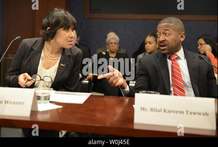 Flint, Michigan Bürgermeister Karen Weaver (L) Hört sich Betriebsleiter der Feuerstein School District Bilal Kareem Tawwab während einer Pause im Haus demokratischen Lenkung & Policy Committee hearing in Flint, Michigan Wasserkrise, 10. Februar 2016, auf dem Capitol Hill in Washington, DC. Tausende von Kindern sind durch Bleivergiftung von giftigen Wasserleitungen in der Stadt krank gemacht worden. Foto von Mike Theiler/UPI Stockfoto