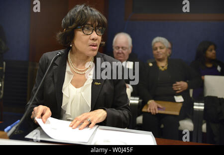 Flint, Michigan Bürgermeister Karen Weber hört auf Erläuterungen im Haus demokratischen Lenkung & Policy Committee hearing in Flint, Michigan Wasserkrise, 10. Februar 2016, auf dem Capitol Hill in Washington, DC. Tausende von Kindern sind durch Bleivergiftung von giftigen Wasserleitungen in der Stadt krank gemacht worden. Foto von Mike Theiler/UPI Stockfoto