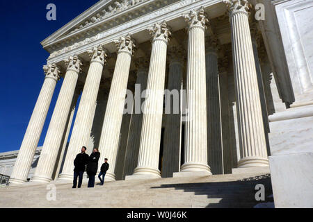 Menschen besuchen den Obersten Gerichtshof der USA nach dem Tod des Obersten Gerichtshofes Antonin Scalia Februar 14, 2016 in Washington, DC. Scalia starb im Alter von 79 Jahren. Foto von Kevin Dietsch/UPI Stockfoto