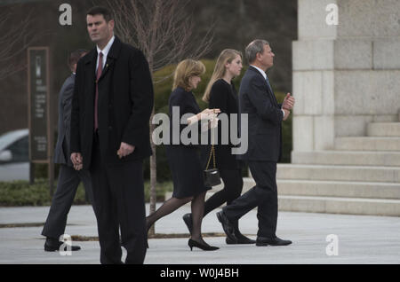 U.S. Supreme Court Chief Justice John Roberts kommt in die Basilika von Nationalheiligtum der Unbefleckten Empfängnis für die Trauerfeier für Antonin Scalia, in Washington DC, 20. Februar 2016. Foto von Molly Riley/UPI Stockfoto