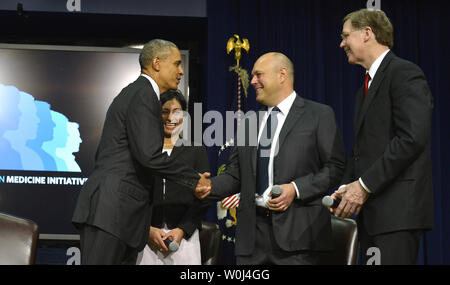 Us-Präsident Barack Obama (L) schüttelt Hände mit gezeitentümpel Präsident und CEO Howard Aussehen, als Dr. Sonia Vallabh und National Cancer Institute Dr. W. Marston Linehan, während einer Podiumsdiskussion im White House Präzision Medizin Initiative (PMI) Summit, 25. Februar 2016, in Washington, DC. PMI-Ziele zu verändern die Art und Weise, wie Krankheiten wie Krebs und psychische Gesundheit Bedingungen behandelt werden. Foto von Mike Theiler/UPI Stockfoto