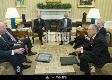 Us-Präsident Barack Obama trifft sich mit Vizepräsident Joe Biden und die parteiübergreifende Führer der Senat und die Mitglieder der richterlichen Ausschusses der Oberste Gerichtshof Stellenausschreibungen links durch den Tod von Richter Scalia zu diskutieren, im Oval Office des Weißen Hauses in Washington, D.C. am 1. März 2016. Obama traf mit, von Links nach Rechts, Senator Patrick Leahy, D-VT, Senat-Minorität-Führer Harry Reid, D-NV, Mehrheitsführer im Senat, Mitch McConnell, R-KY, und Senator Chuck Grassley, R-IA. Foto von Kevin Dietsch/UPI Stockfoto