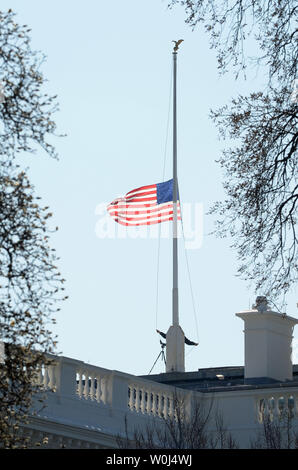 Die amerikanische Flagge auf dem Weißen Haus ist auf die Hälfte gesenkt - Personal durch Beamte der ehemaligen First Lady Nancy Reagan am 7. März 2016 zu Ehren. Us-Präsident Barack Obama bestellt das Senken der Fahne auf Regierungsgebäude heute nach dem Tod des ehemaligen ersten Dame im Alter von 94 Jahren am 6. März 2016. Foto von Pat Benic/UPI Stockfoto