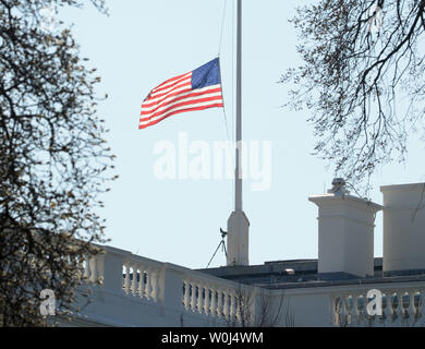 Die amerikanische Flagge auf dem Weißen Haus ist auf die Hälfte gesenkt - Personal durch Beamte der ehemaligen First Lady Nancy Reagan am 7. März 2016 zu Ehren. Us-Präsident Barack Obama bestellt das Senken der Fahne auf Regierungsgebäude heute nach dem Tod des ehemaligen ersten Dame im Alter von 94 Jahren am 6. März 2016. Foto von Pat Benic/UPI Stockfoto