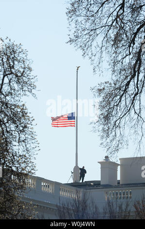 Die amerikanische Flagge auf dem Weißen Haus ist auf die Hälfte gesenkt - Personal durch Beamte der ehemaligen First Lady Nancy Reagan am 7. März 2016 zu Ehren. Us-Präsident Barack Obama bestellt das Senken der Fahne auf Regierungsgebäude heute nach dem Tod des ehemaligen ersten Dame im Alter von 94 Jahren am 6. März 2016. Foto von Pat Benic/UPI Stockfoto