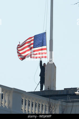 Die amerikanische Flagge auf dem Weißen Haus ist auf die Hälfte gesenkt - Personal durch Beamte der ehemaligen First Lady Nancy Reagan am 7. März 2016 zu Ehren. Us-Präsident Barack Obama bestellt das Senken der Fahne auf Regierungsgebäude heute nach dem Tod des ehemaligen ersten Dame im Alter von 94 Jahren am 6. März 2016. Foto von Pat Benic/UPI Stockfoto