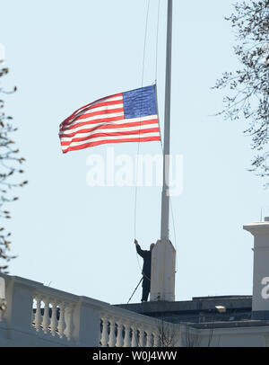 Die amerikanische Flagge auf dem Weißen Haus ist auf die Hälfte gesenkt - Personal durch Beamte der ehemaligen First Lady Nancy Reagan am 7. März 2016 zu Ehren. Us-Präsident Barack Obama bestellt das Senken der Fahne auf Regierungsgebäude heute nach dem Tod des ehemaligen ersten Dame im Alter von 94 Jahren am 6. März 2016. Foto von Pat Benic/UPI Stockfoto