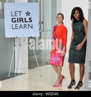 First Lady Michelle Obama (R) und Canada's First Lady Sophie Gregoire Trudeau, kommen an der US-amerikanischen Institut für Frieden, 10. März 2016 in Washington, DC. Die beiden ersten Damen statt eines Ereignisses hervorheben, dass wir Mädchen lernen das Bewusstsein für globale Bildung von Mädchen zu erhöhen. Foto von Mike Theiler/UPI Stockfoto