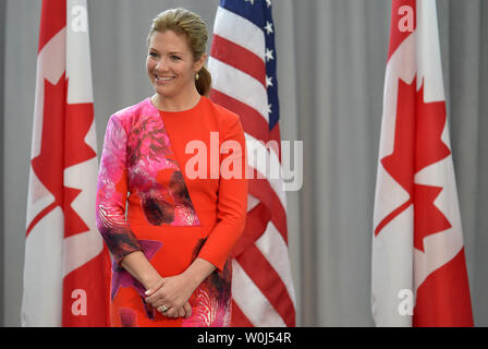 Canada's First Lady Sophie Gregoire Trudeau hört auf die Bemerkungen, die von der First Lady Michelle Obama im US-Institut für Frieden, 10. März 2016 in Washington, DC. Die beiden ersten Damen statt eines Ereignisses hervorheben, dass wir Mädchen lernen das Bewusstsein für globale Bildung von Mädchen zu erhöhen. Foto von Mike Theiler/UPI Stockfoto