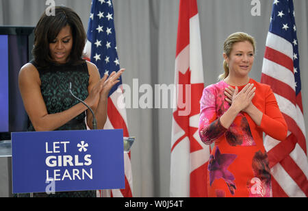 First Lady Michelle Obama (R) applaudiert, als Kanada's First Lady Sophie Gregoire Trudeau ihre Bemerkungen in den USA Institut für Frieden, 10. März 2016 in Washington, DC, anerkennt. Die beiden ersten Damen statt eines Ereignisses hervorheben, dass wir Mädchen lernen das Bewusstsein für globale Bildung von Mädchen zu erhöhen. Foto von Mike Theiler/UPI Stockfoto