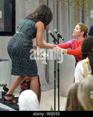 Canada's First Lady Sophie Gregoire Trudeau (R) reagiert und erreicht die First Lady Michelle Obama von der Bühne herunter treten nach ihrer Bemerkungen auf der US-amerikanischen Institut für Frieden, 10. März 2016 in Washington, DC. Die beiden ersten Damen statt eines Ereignisses hervorheben, dass wir Mädchen lernen das Bewusstsein für globale Bildung von Mädchen zu erhöhen. Foto von Mike Theiler/UPI Stockfoto