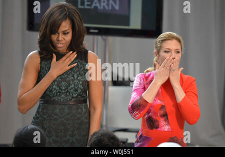 First Lady Michelle Obama (R) und Canada's First Lady Sophie Gregoire Trudeau bestätigen Sie nach Abschluss der Veranstaltung in der US-amerikanischen Institut für Frieden, 10. März 2016 in Washington, DC. Die beiden ersten Damen statt eines Ereignisses hervorheben, dass wir Mädchen lernen das Bewusstsein für globale Bildung von Mädchen zu erhöhen. Foto von Mike Theiler/UPI Stockfoto