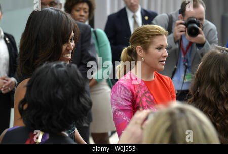 First Lady Michelle Obama (R) und Canada's First Lady Sophie Gregoire Trudeau Gäste grüßen nach Abschluss der Veranstaltung in der US-amerikanischen Institut für Frieden, 10. März 2016 in Washington, DC. Die beiden ersten Damen statt eines Ereignisses hervorheben, dass wir Mädchen lernen das Bewusstsein für globale Bildung von Mädchen zu erhöhen. Foto von Mike Theiler/UPI Stockfoto