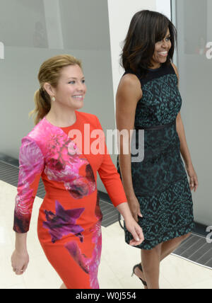 First Lady Michelle Obama (R) und Canada's First Lady Sophie Gregoire Trudeau kommen in den USA Institut für Frieden, 10. März 2016 in Washington, DC. Die beiden ersten Damen statt eines Ereignisses hervorheben, dass wir Mädchen lernen das Bewusstsein für globale Bildung von Mädchen zu erhöhen. Foto von Mike Theiler/UPI Stockfoto