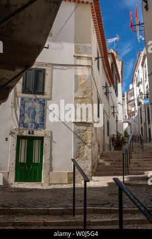 Azulejos keramische Fliese Bild oben eine Tür in der Alfama Viertel, Lissabon, Portugal Stockfoto