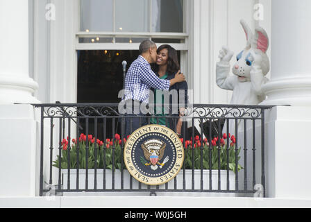 Präsident Barack Obama Küsse der First Lady Michelle Obama zu Beginn des 138 Weiße Haus Ostereier Rollen auf dem Südrasen des Weißen Hauses in Washington, D.C., am 28. März 2016. Foto von Kevin Dietsch/UPI Stockfoto