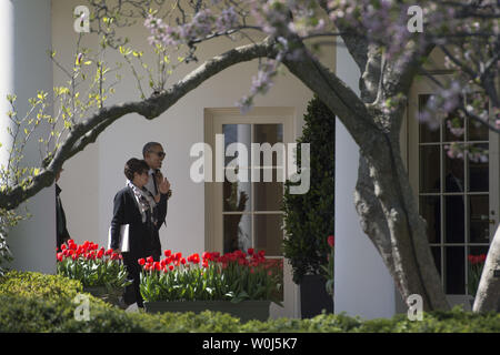Präsident Barack Obama und Senior Advisor Valerie Jarrett zu Fuß zum Oval Office nach dem Mittagessen mit ehemals inhaftierten Personen, die kommutationen erhalten haben, in Washington, D.C. am 30. März 2016. Foto von Kevin Dietsch/UPI Stockfoto