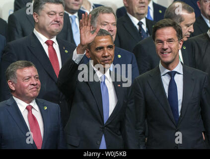 Präsident Barack Obama Wellen neben Mark Rutte (R), Ministerpräsident der Niederlande, und König Abdullah II. von Jordanien, während einer Familie Foto bei den 2016 Nuclear Security Summit in Washington, D.C. am 1. April 2016. Der Gipfel vereint die führenden Politiker der Welt zu helfen, Verbesserungen der Sicherheit von Kernmaterial auf der ganzen Welt bringen. Foto von Kevin Dietsch/UPI Stockfoto