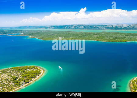 Schönen Kroatischen Küste, Smaragd und türkisblauem Meer, Murter Inseln aus der Luft, Dalmatien Kroatien Stockfoto