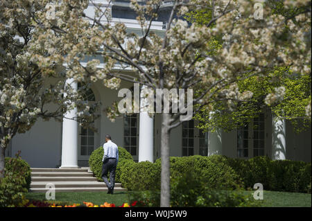 Präsident Barack Obama Spaziergänge durch den Rosengarten im Weißen Haus nach dem verwundeten Krieger Projekt Soldat Ritt auf dem Südrasen des Weißen Hauses in Washington, D.C. am 14. April 2016. Die Gruppe hilft verletzten Krieger Wiederherstellung ihrer physischen und emotionalen Wohlbefindens und das Bewusstsein für die körperliche und psychische Schäden des Krieges. Foto von Kevin Dietsch/UPI Stockfoto